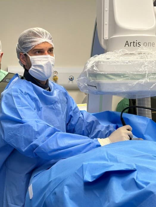 Dr. Otto Beckedorff em procedimento